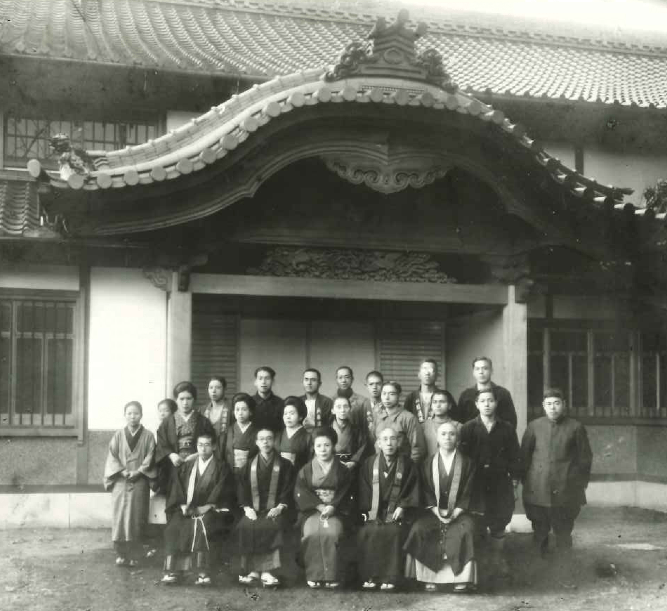 廣福寺の前で記念撮影をする人々